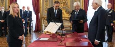 Meloni, l’omaggio ad Armani: “Perché ho giurato al Quirinale con una sua creazione. In quel tailleur c’erano molti messaggi”
