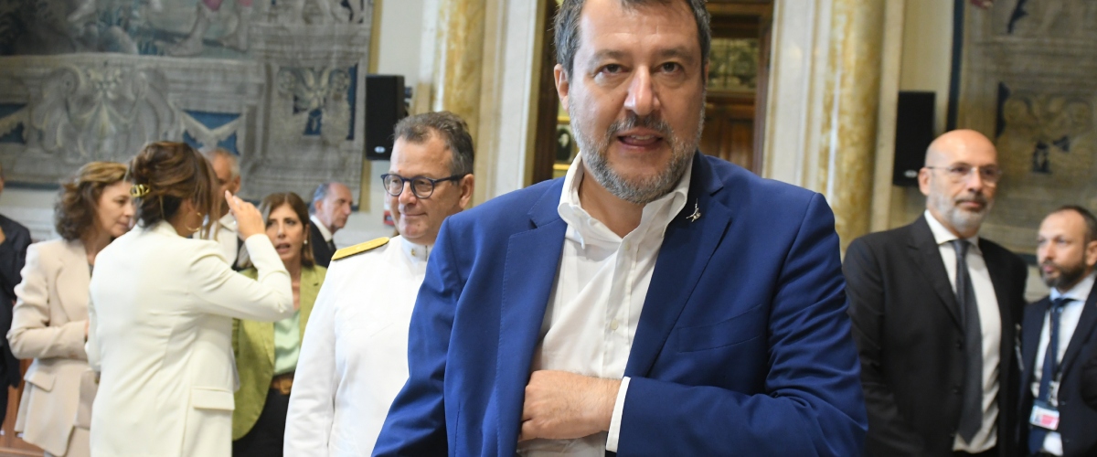 Salvini annulla tutti gli impegni per le coliche: è giallo sulla sua presenza a Pontida. Ma lo staff assicura: “Ci sarà” Salvini annulla tutti gli impegni per le coliche: è giallo sulla sua presenza a Pontida. Ma lo staff assicura: “Ci sarà”