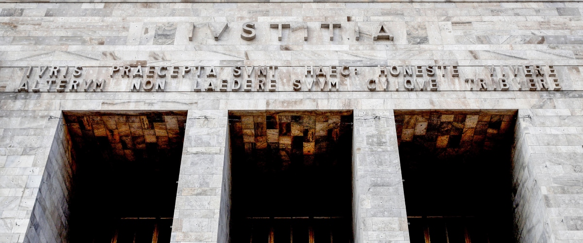 “Mi tolse il bancomat e mi lasciò senza soldi”: per la Corte fu violenza economica da parte del marito