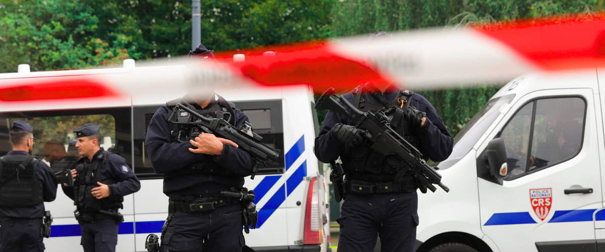Francia sotto choc: uomo col coltello semina il panico in un liceo, tre feriti. È allarme sicurezza