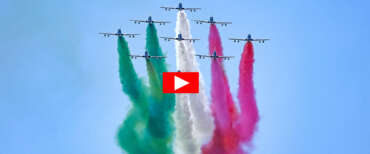 A Giorgio Armani lo spettacolare omaggio delle Frecce Tricolori: la “manovra scintilla” (video)
