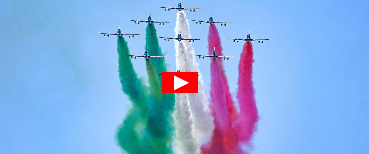 A Giorgio Armani lo spettacolare omaggio delle Frecce Tricolori: la “manovra scintilla” (video) A Giorgio Armani lo spettacolare omaggio delle Frecce Tricolori: la “manovra scintilla” (video)
