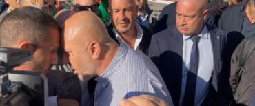 Terni, finisce quasi a testate la protesta dei pro Pal contro il sindaco Bandecchi