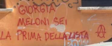La scritta anarchica contro Meloni su un muro di Bologna