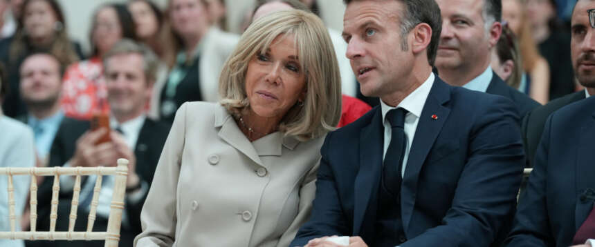 Brigitte Macron pronta a fornire in tribunale le prove di essere nata donna. Il presidente: “Devo difendere il mio onore!”