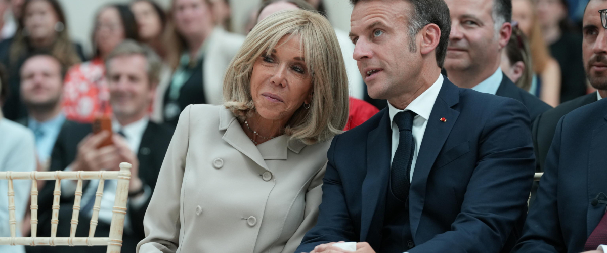 Brigitte Macron pronta a fornire in tribunale le prove di essere nata donna. Il presidente: “Devo difendere il mio onore!”