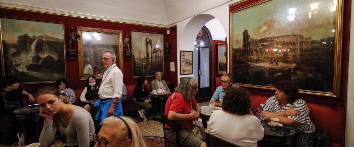 Giù le mani dal Caffè Greco: sfratto rinviato ma la battaglia continua nel silenzio imbarazzante di Gualtieri Giù le mani dal Caffè Greco: sfratto rinviato ma la battaglia continua nel silenzio imbarazzante di Gualtieri