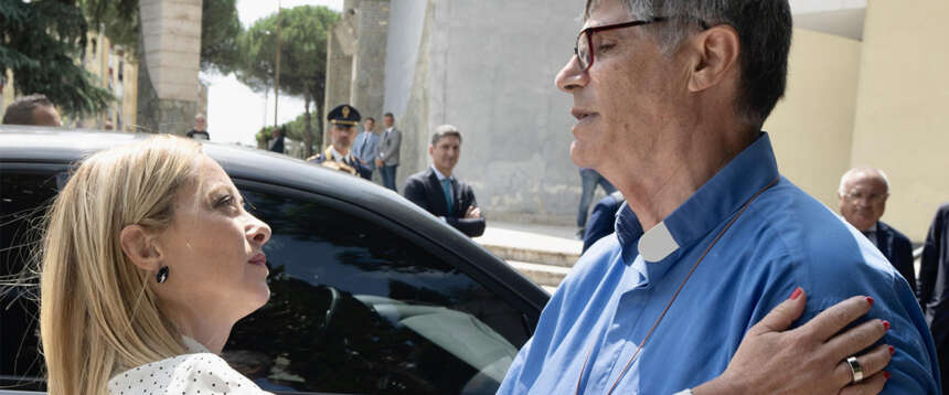Caivano “bonificata”, la camorra reagisce: un proiettile per don Patriciello. Meloni: “Gesto ignobile”