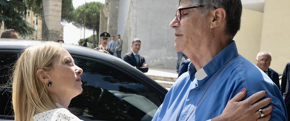 Caivano “bonificata”, la camorra reagisce: un proiettile per don Patriciello. Meloni: “Gesto ignobile”