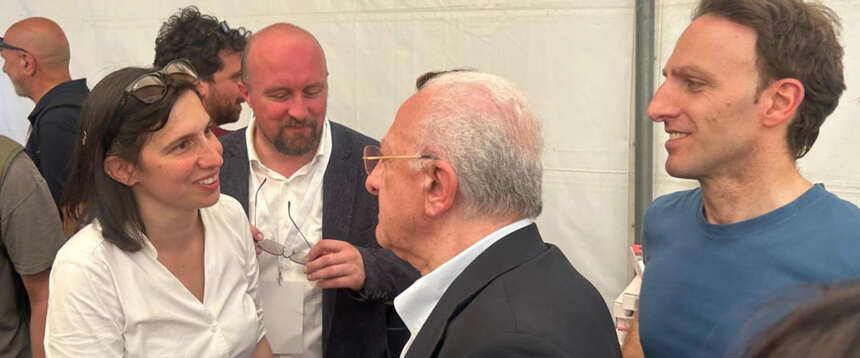 Campania, la sai l’ultima? De Luca (padre) minaccia di candidarsi in una lista civica contro il Pd del figlio… Campania, la sai l’ultima? De Luca (padre) minaccia di candidarsi in una lista civica contro il Pd del figlio…