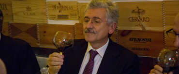 D’Alema in Cina per la pace nel mondo o per vendere il suo vino? Il flop della sua azienda “asiatica” solleva dubbi…