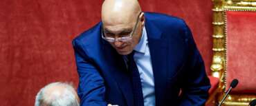 Crosetto: “Inviata un’altra nave a tutela degli italiani a bordo. Consegnare gli aiuti a Cipro è la cosa migliore”
