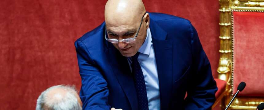 Crosetto: “Inviata un’altra nave a tutela degli italiani a bordo. Consegnare gli aiuti a Cipro è la cosa migliore”