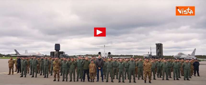 Crosetto omaggia i Top gun italiani che hanno intercettato i Mig russi (video). Entro il 2040 l’Italia avrà 140 “caccia” moderni