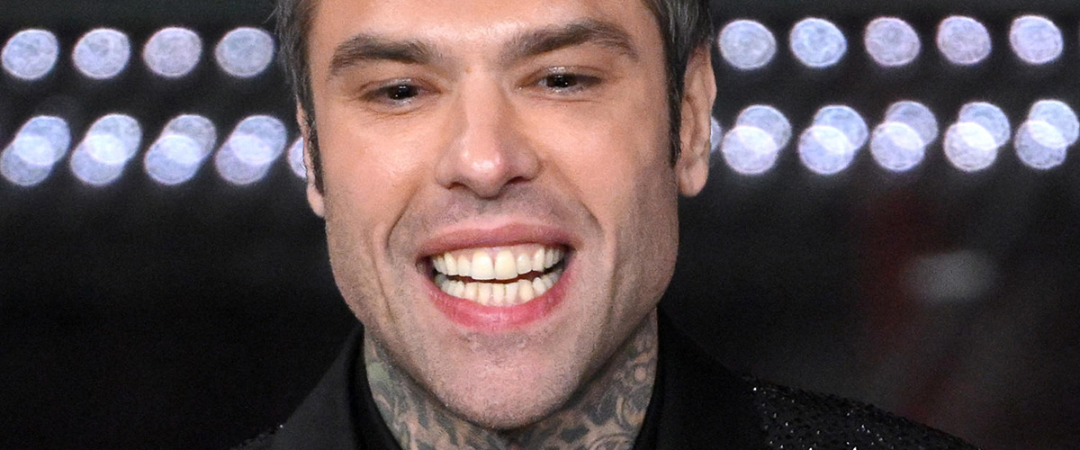 Fedez nei guai per gli insulti “nazisti” a Sinner: FdI lo denuncia alla Procura: “Istigazione all’odio razziale”