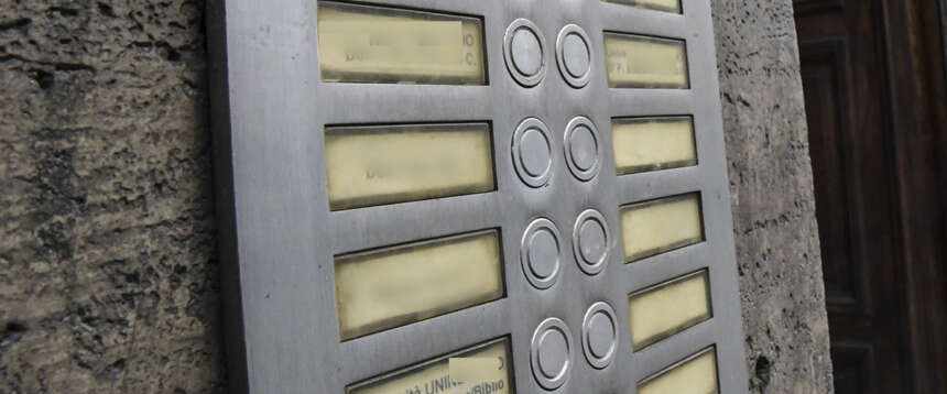 Fisco, rischia grosso il contribuente che cancella il nome dal citofono: le notifiche sono valide lo stesso