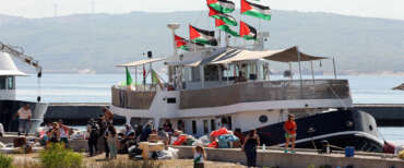 Flotilla si perde gente per strada (anzi, per mare). La strana coincidenza: a bordo si canta  “Bella Ciao”…
