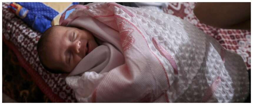 “Ho visto una manina spuntare dalla terra”: è in prognosi riservata la neonata sepolta viva e ritrovata da un pastore indiano “Ho visto una manina spuntare dalla terra”: è in prognosi riservata la neonata sepolta viva e ritrovata da un pastore indiano
