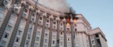 Putin alza il tiro: colpito il palazzo del governo di Kiev. Zelensky: il mondo fermi i criminali del Cremlino
