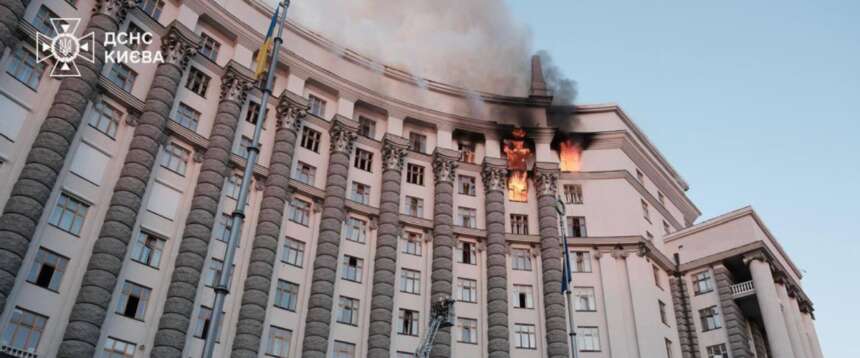 Putin alza il tiro: colpito il palazzo del governo di Kiev. Zelensky: il mondo fermi i criminali del Cremlino Putin alza il tiro: colpito il palazzo del governo di Kiev. Zelensky: il mondo fermi i criminali del Cremlino