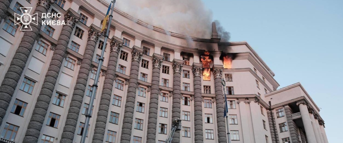 Putin alza il tiro: colpito il palazzo del governo di Kiev. Zelensky: il mondo fermi i criminali del Cremlino Putin alza il tiro: colpito il palazzo del governo di Kiev. Zelensky: il mondo fermi i criminali del Cremlino
