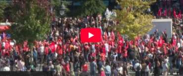 Francia in rivolta, guerriglia a Parigi. Black bloc all’assalto degli agenti: 128 fermati (video)