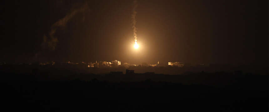 Notte di fuoco su Gaza, Israele entra con aerei e tank. “Sta bruciando tutto”. In fuga 300mila palestinesi