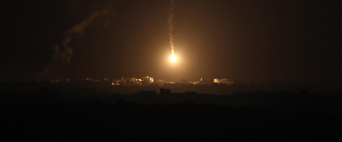 Notte di fuoco su Gaza, Israele entra con aerei e tank. “Sta bruciando tutto”. In fuga 300mila palestinesi