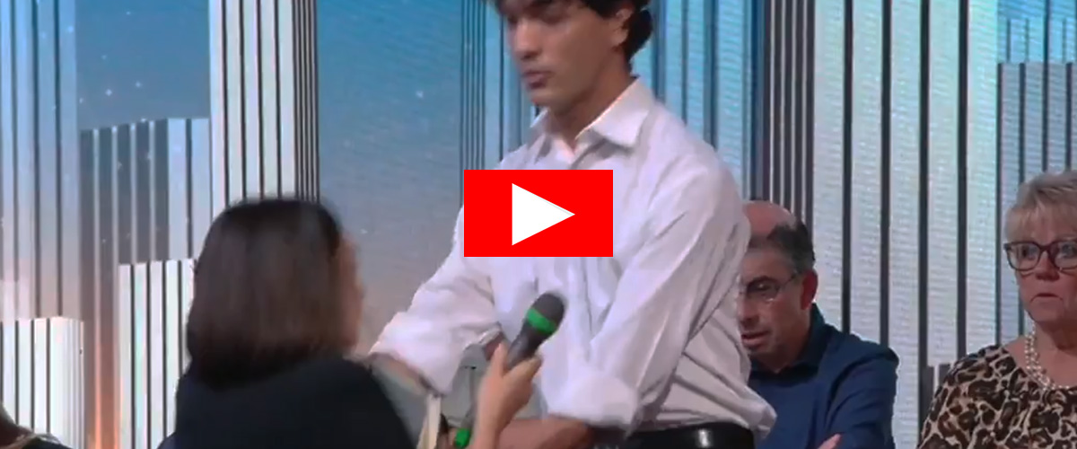 Giornalista sviene in diretta (video), Del Debbio rassicura e non ferma la trasmissione. Polemica sui social Giornalista sviene in diretta (video), Del Debbio rassicura e non ferma la trasmissione. Polemica sui social