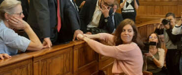 Immunità, Ilaria Salis si salva (per il momento) per un solo voto. Il Pd festeggia. FdI: “Violenza legittimata”