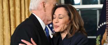 Un abbraccio tra Kamala Harris e Joe Biden ai tempi della loro presidenza