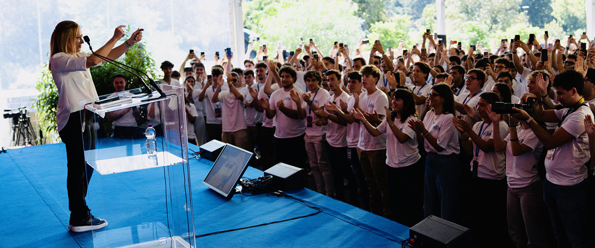 Meloni ai ragazzi di Fenix nel segno del coraggio: “Le minacce si moltiplicano ma non abbiamo paura” (video)