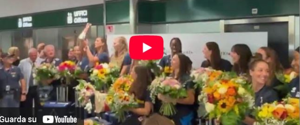 Azzurre in trionfo all’arrivo a Malpensa. Velasco: ora un po’ di riposo, ma non lascio le mie ragazze (video) Azzurre in trionfo all’arrivo a Malpensa. Velasco: ora un po’ di riposo, ma non lascio le mie ragazze (video)