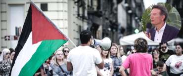 Una foto d’archivio di una manifestazione Pro Pal; nel riquadro, il consigliere di FdI a Siracusa, Paolo Romano