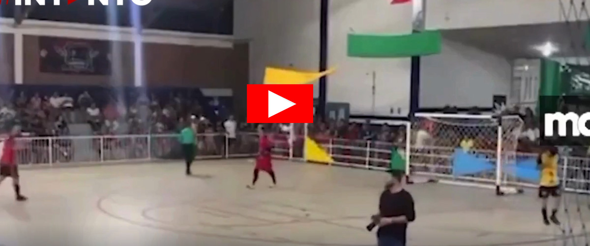 Portiere di calcio para un rigore col petto, poi si accascia a terra e muore: infarto fulminante (video) Portiere di calcio para un rigore col petto, poi si accascia a terra e muore: infarto fulminante (video)