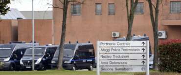 Preservativi ai detenuti del carcere di Pavia, fa discutere la scelta della direttrice dell’istituto penitenziario. La rivolta del Sappe
