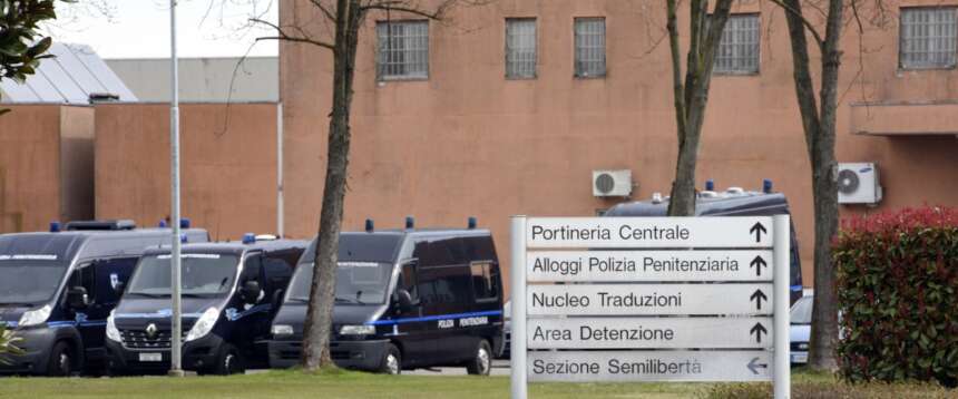 Preservativi ai detenuti del carcere di Pavia, fa discutere la scelta della direttrice dell’istituto penitenziario. La rivolta del Sappe