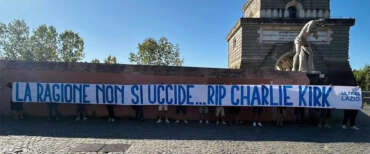 Il derby va alla Roma, ma i tifosi della Lazio vincono con lo striscione in memoria di Charlie Kirk (video)
