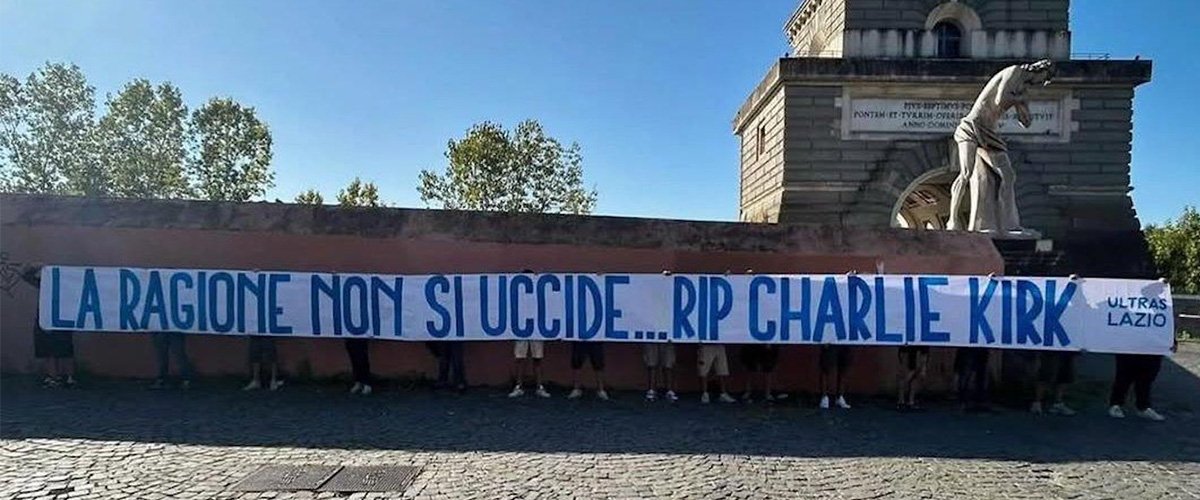 Il derby va alla Roma, ma i tifosi della Lazio vincono con lo striscione in memoria di Charlie Kirk (video) Il derby va alla Roma, ma i tifosi della Lazio vincono con lo striscione in memoria di Charlie Kirk (video)