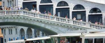 Gang magrebina dà la caccia agli ebrei a Venezia: pestata una coppia di turisti al grido di ‘Free Palestine’