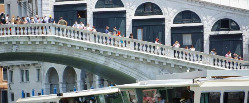 Gang magrebina dà la caccia agli ebrei a Venezia: pestata una coppia di turisti al grido di ‘Free Palestine’