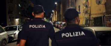Si finge zoppo e chiede denaro, ma alla vita degli agenti corre a gambe levate: rumeno denunciato