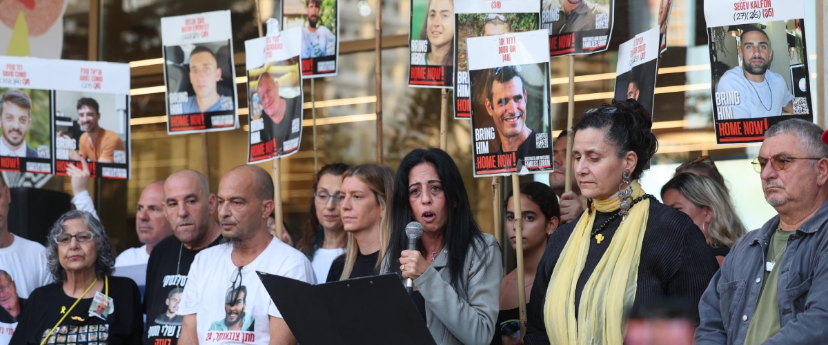 Gaza, ore di attesa per la liberazione degli ostaggi al via: ecco chi tornerà a casa. E Israele annuncia: dopo il loro rientro distruggeremo tutti i tunnel
