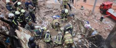 Colpito un asilo a Kharkiv dai droni russi: un morto e sei feriti nell’attacco. Nella notte Mosca ha colpito anche Kiev