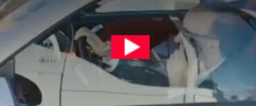 Benigni al volante senza cintura e con il cellulare in mano: inutili gli avvertimenti dei cittadini: “Roberto, Roberto…” (video)