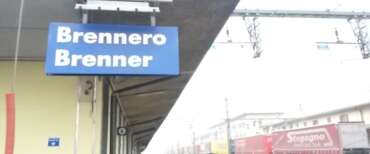 Provocazioni secessioniste sul Brennero, a Bolzano appare uno striscione. FdI: “Slogan deliranti e vergognosi”
