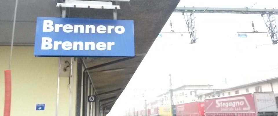 Provocazioni secessioniste sul Brennero, a Bolzano appare uno striscione. FdI: “Slogan deliranti e vergognosi”