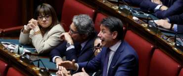 Conte delirante alla Camera: “Scioperi e Flotilla salveranno l’onore dell’Italia”. Insulti ignobili al governo Meloni