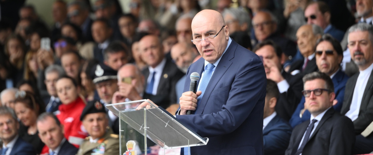 La lezione di Crosetto agli allievi ufficiali: “Follia dilagante, l’Italia sia pronta a difendersi”