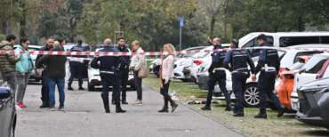 Donna accoltellata al volto a Milano, è grave